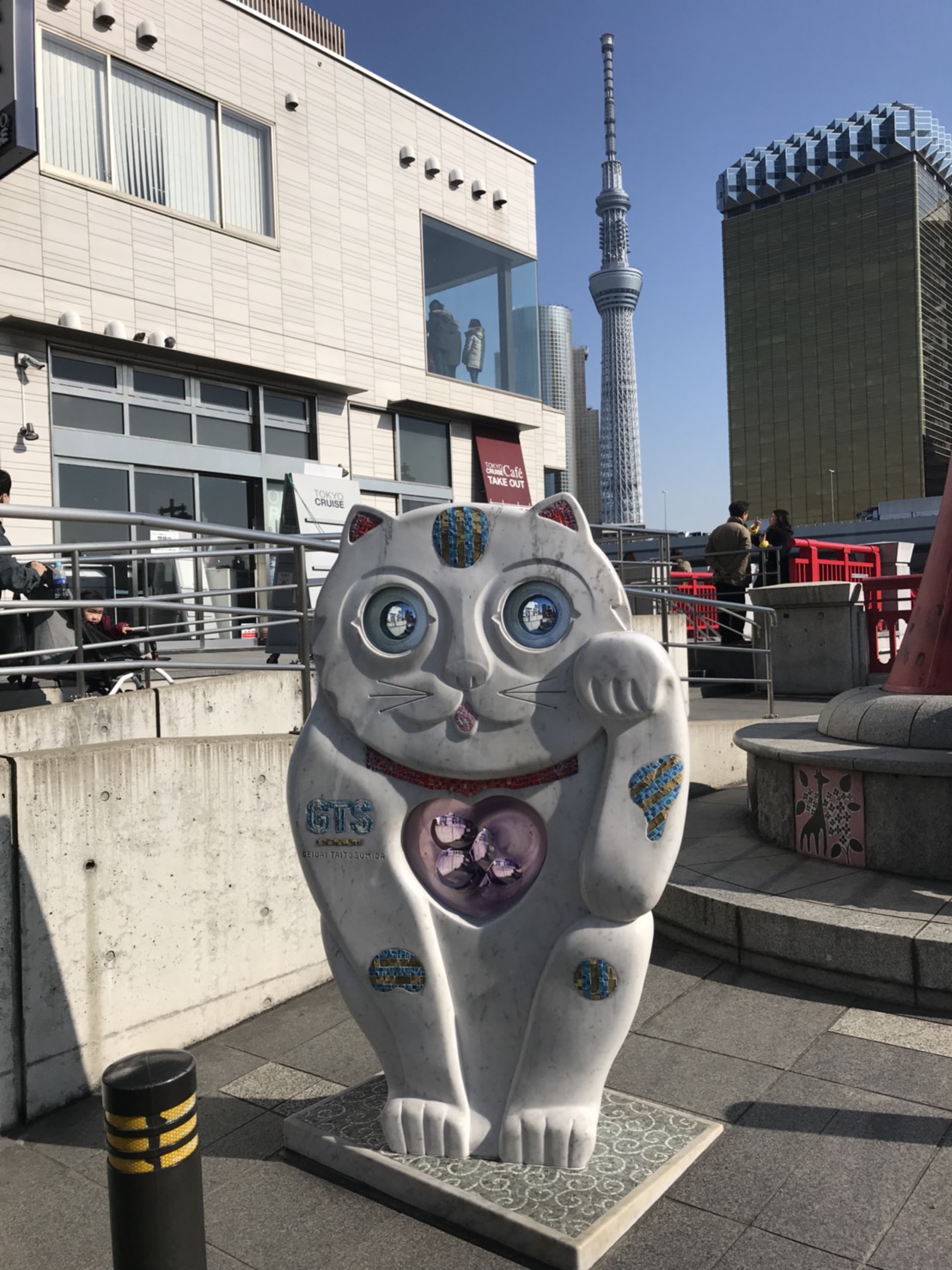 東京スカイツリーと猫。