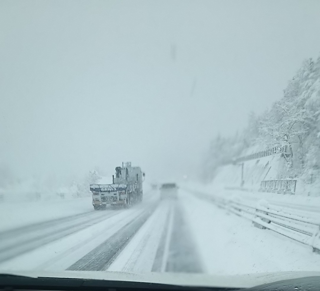 雪の関越道