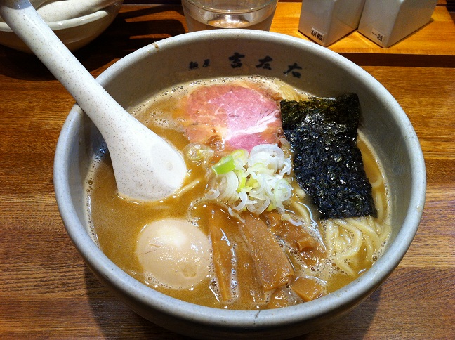 プジョーに乗って、出かけよう「麺屋　吉左右」