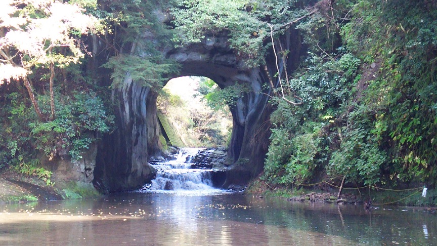 プジョーに乗って、でかけよう「濃溝の滝」