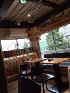 プジョーに乗って、でかけよう「PEANUTS Cafe」
