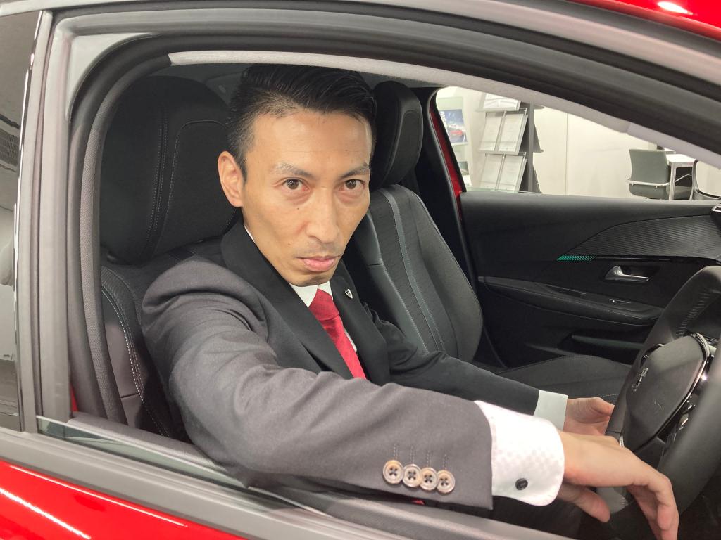 はじめまして。セールス瀧柳と申します。